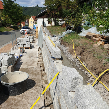 Stützwand aus Granitsteinen